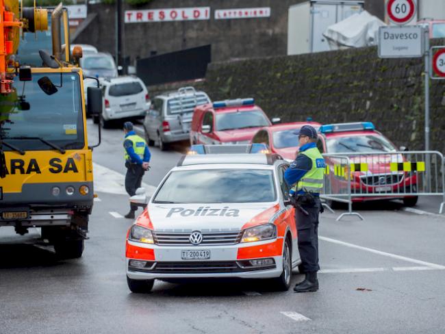 Die Polizei sperrt nach dem Erdrutsch eine Strasse ab