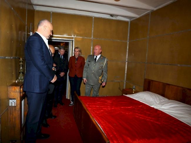 Albaniens Premier Edi Rama (links) im Schlafzimmer des Diktators