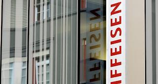 Zwei Maskierte haben am Samstag die Raiffeisenbank &uuml;berfallen. (Symbolbild)