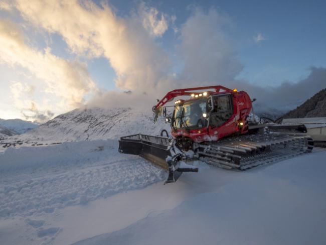 Pistenfahrzeug auf einer Piste oberhalb von Andermatt (Archiv)