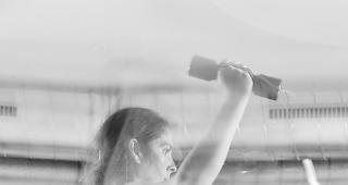 Private Daten. Mit Fitnessarmb&auml;ndern ist eine Rund-um-die-Uhr-&Uuml;berwachung einiger Gesundheitsdaten wie Puls, Schlaf-Wach-Rhythmus oder die Anzahl Schritte m&ouml;glich.