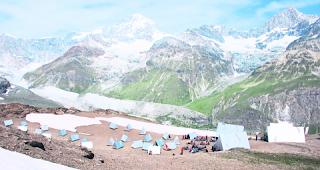 Zufrieden. Daniel Luggen, Christoph B&uuml;rgin und Kurt Lauber (von links) sind stolz auf das Base Camp am Berg der Berge. 