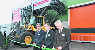 Pr&auml;sidialer Schnitt. Anton Schmid, VR-Pr&auml;sident EcoBois SA, Alfred Squaratti, VR-Pr&auml;sident GazEl SA, und St&eacute;phane Germanier, Gemeindepr&auml;sident von V&eacute;troz (von links), nehmen die neue Biogasanlage offiziell in Betrieb.  