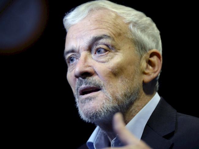 Niklaus Scherr spricht in den Studios des Schweizer Fernsehen SRF