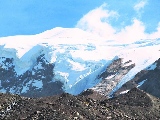 Am Bröckeln. Die Gletscherzunge (Bildmitte) an der Nordwestflanke des Weissmies kann jederzeit zu Tal donnern. Unten: Das Sperrgebiet Triftgletscher. 