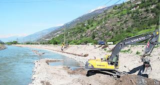 Zu tief gebaggert. Unternehmen werden zur Kasse gebeten (Symbolbild zur Rhonekorrektion, hier im Raum Visp).