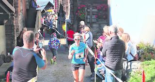 Stimmungsvoll. Victoria Kreuzer l&auml;uft durchs enge G&auml;sschen ins Ziel in Jeizinen. 