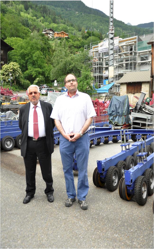 Albert Bass (l.), Verwaltungsratspräsident Aletsch Riederalp Bahnen AG, und Bahndirektor Valentin König vor der Talstation der Riederalp Bahn. Im Hintergrund Material von der abgerissenen alten Moosfluh-Gondelbahn.