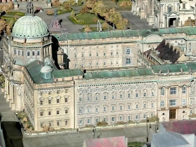 Das 1950 gesprengte Berliner Stadtschloss (hier ein Modell) steht schon fast wieder (Archiv)