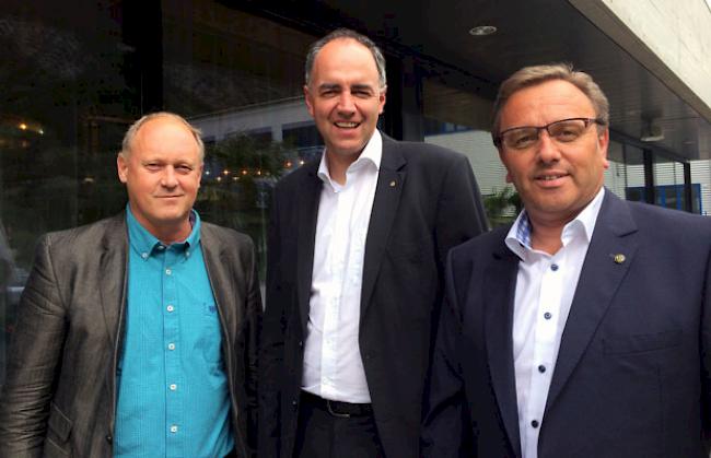 Stabsübergabe (von links): Daniel Abgottspon, bisheriger Präsident der CValDi, Christophe Darbellay, erster Präsident der AVIP, und Roberto Schmidt, bisheriger Präsident der AVIEA