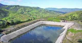 Wasser. Das beeindruckende Reservoir nach seiner Vollendung.