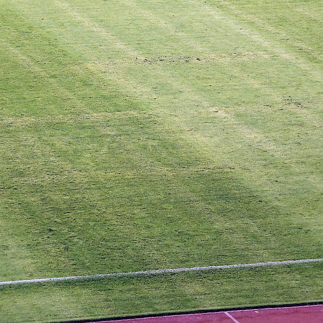 Unschöner Anblick: Auf dem Rasen des Poljud-Stadions in Split scheint ein Hakenkreuz eingebrannt
