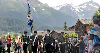 Die Gastgeber beim Einmarsch.