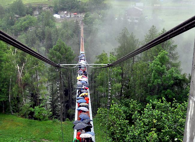 Warten auf der Brücke und im strömenden Regen...