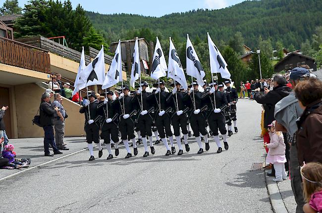 Festumzug 74. Oberwalliser Tambouren- und Pfeiferfest in Bürchen