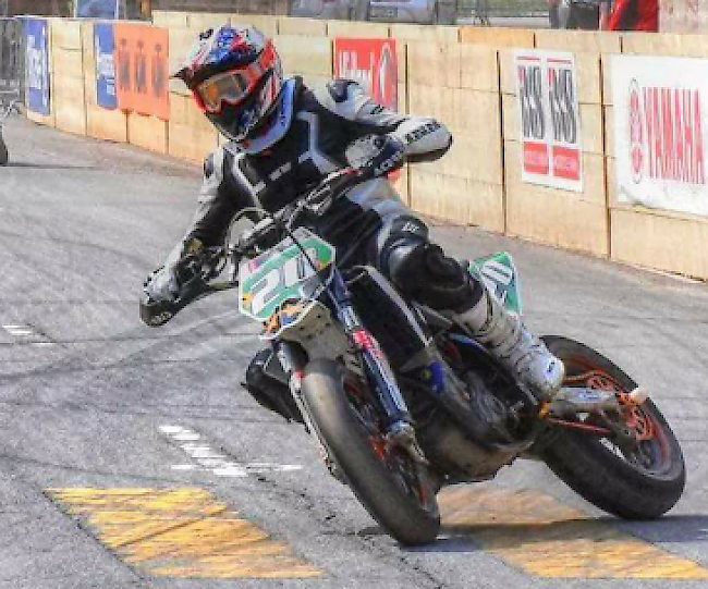 Supermoto ist eine Motorradsportart bei der 30% der Strecke im Offroad und 70% auf Asphalt gefahren wird.