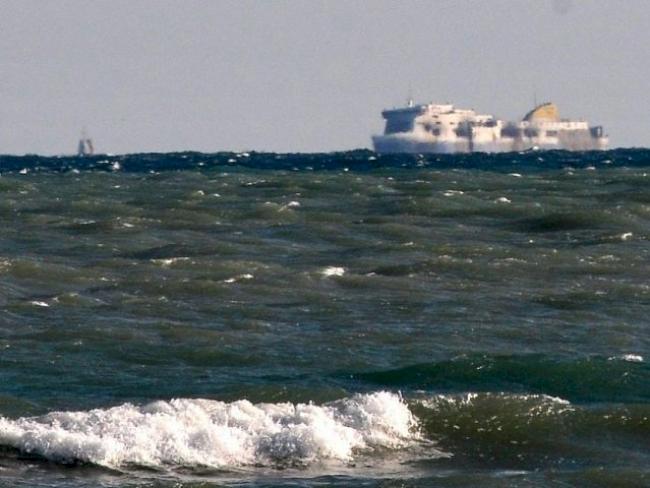 Die ausgebrannte Fähre "Norman Atlantic" beim Hafen von Brindisi