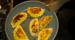 Mit einem Maultaschenformer bringt man die Ch&auml;spl&auml;tzli in Form.