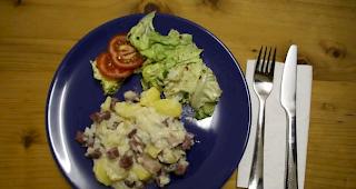 Fleischriis auf dem Teller.