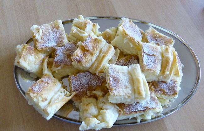 Feine griechische Bougatsa mit Creme