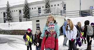 Kurz vor 8.00 Uhr treffen die Kinder und Nathalie Munsters am Bahnhof Randa ein.