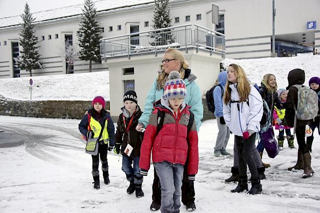 Kurz vor 8.00 Uhr treffen die Kinder und Nathalie Munsters am Bahnhof Randa ein.