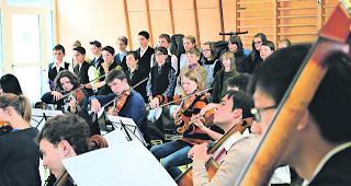 Konzentriert. Eingekleidet in alte Saasergew&auml;nder warten die Primarsch&uuml;ler von Saas-Grund auf ihren Einsatz.  