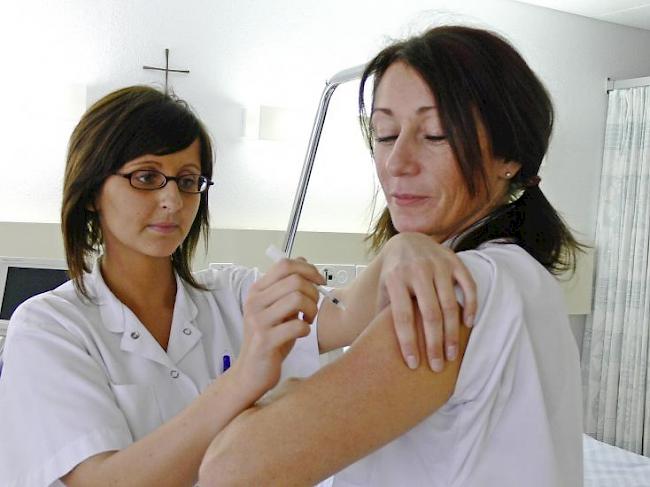 In Walliser Spitälern soll das Pflegepersonal weiterhin selber entscheiden können, ob es sich impfen lassen will oder nicht.