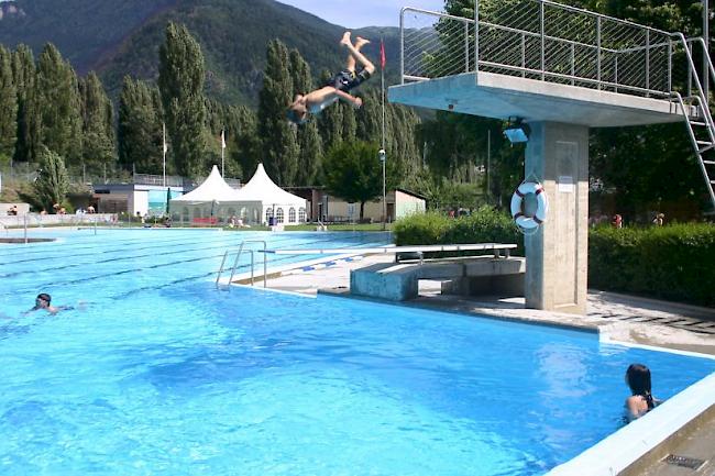 Wenig Gäste und schlechtes Wetter – das Visper Schwimmbad schreibt tiefrote Zahlen. 