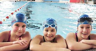 Die drei Athletinnen: Rahel Fryand, Michelle Steiner und Stefanie Kuster mit Trainerin Patrizia Dea Alvino (r.).