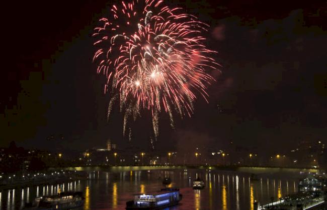Feuerwerk über dem Rhein in Basel