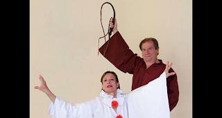 Cornelia Bernoulli und Bruno Hetzendorfer machen sich &uuml;ber die Bourgeoisie lustig.