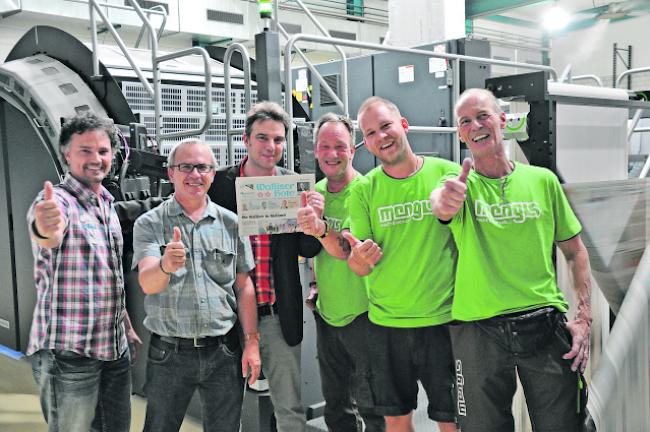 Zufrieden. Geschäftsinhaber Nicolas Mengis mit dem WB-Druckteam, das in den letzten Wochen intensive Vorbereitungsarbeit leistete und die Feuertaufe in der Nacht auf gestern nun bestand. Von links: Martin Seematter, Arnold Schmid, Nicolas Mengis, Peer Pianzola, Daniel Indermitte und Daniel Kronig.  