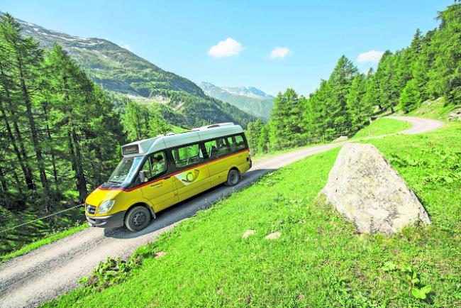 Bus alpin. Mit einem Kleinbus werden die Wanderer bis Fäld und Chäserstatt gebracht.