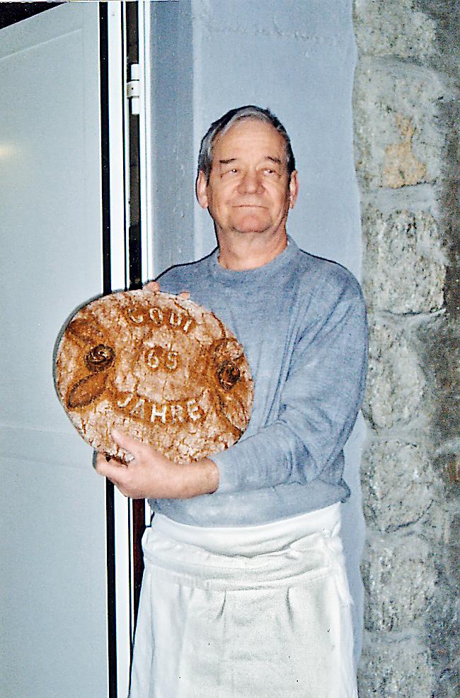 Der ehemalige Ausserberger Bäcker Gottlieb Schmid mit einem der bekannten Roggenbrote.