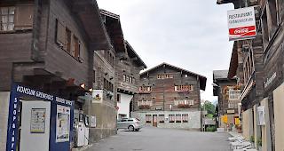 Der obere Dorfplatz in Grengiols soll durch Menschen und nicht durch Autos belebt werden.