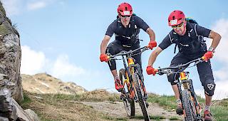 Alain Gwerder (l.) und Ken Imhasly wollen den Weltrekord auf dem Mountainbike.
