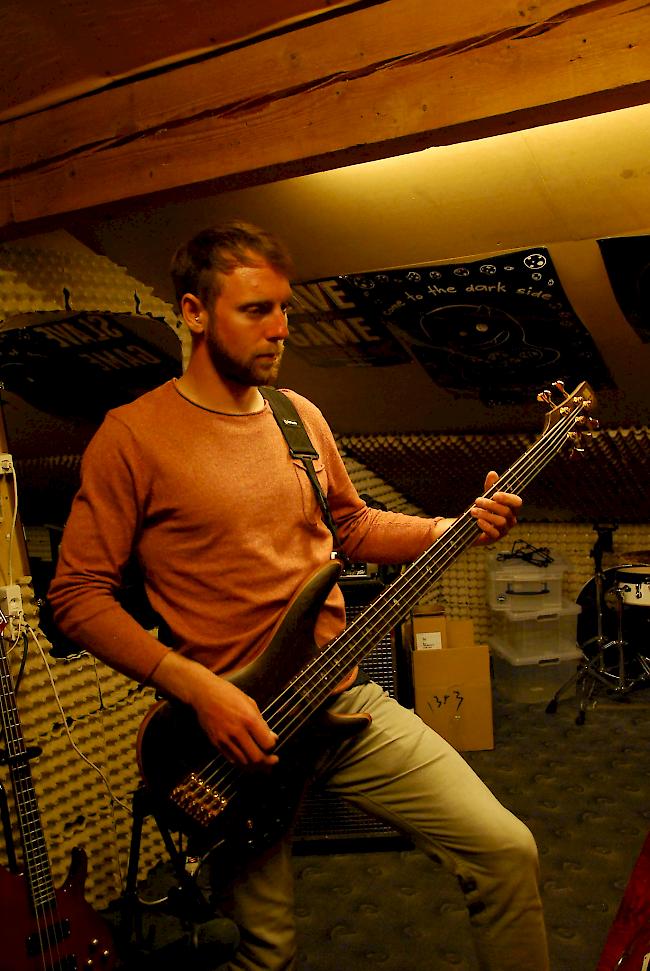 Bassist Francis Kreuzer.