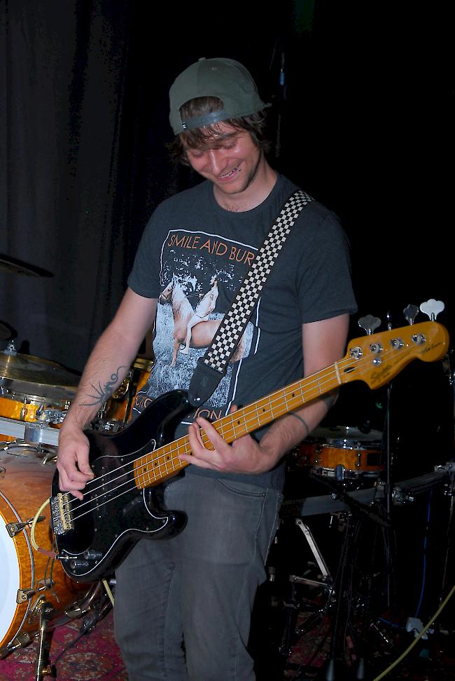Da Thomas Ambiel die Band im Mai dieses Jahres verlassen hat, übernimmt vorübergehend Thomas Zen Ruffinen von "Allys Fate" den Part des Bassisten.