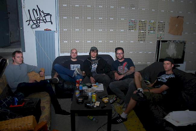 Die vier fixen Bandmitglieder von "Crowd Under Pressure" zusammen mit interims-Bassist Thomas Zen Ruffinen. 