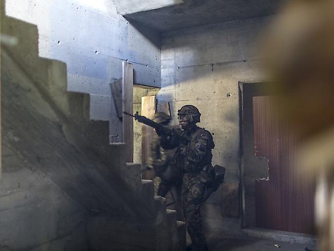So stellen sich die meisten Fraktionen die Armee der Zukunft vor: Kleiner, aber bestens ausgebildet und voll ausgerüstet. Im Bild Grenadiere in der Ausbildung in Isone TI (Archiv)