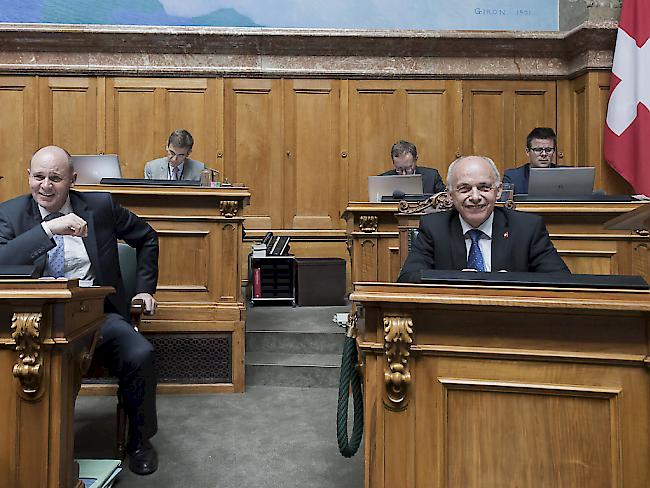 Bundesrat Ueli Maurer, rechts, und Kommissionssprecher Thomas Hurter, links, verfolgen die Beratung über die "Weiterentwicklung der Armee" im Nationalrat in Bern