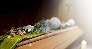 Bestattungsinstitute leisten den Angeh&ouml;rigen eine wertvolle Unterst&uuml;tzung in schweren Stunden.