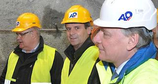 Niklaus Furger, Gemeindepr&auml;sident Visp, Markus Nellen, Gemeindepr&auml;sident Baltschieder und Staatsrat Jacques Melly zeigten sich erfreut &uuml;ber den Baubeginn des Vispertunnels.  