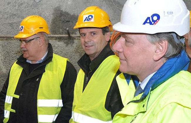 Niklaus Furger, Gemeindepräsident Visp, Markus Nellen, Gemeindepräsident Baltschieder und Staatsrat Jacques Melly zeigten sich erfreut über den Baubeginn des Vispertunnels.  