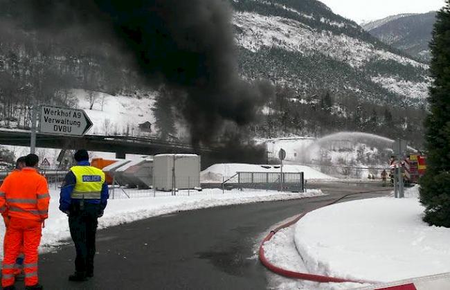 Nach einem Unfall eines Sattelschleppers beim Bildackerkreisel in Gamsen: Die Einsatzkräfte sind vor Ort. 