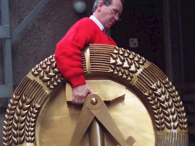 Kurz vor der Vereinigung im Oktober 1990 Entfernen von DDR-Symbolen