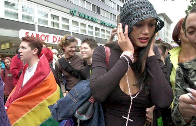 Teilnehmer der Gay Pride 2001 in Sitten