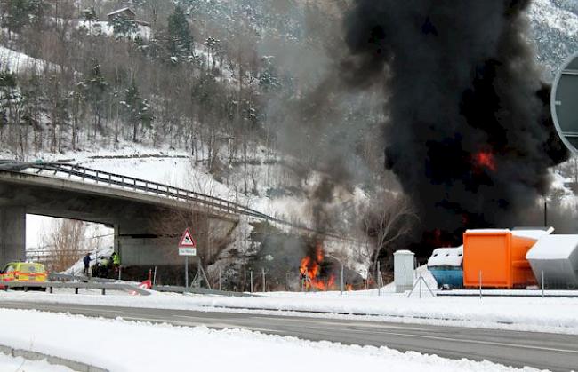 Lastwagenunfall beim Bildackerkreisel in Gamsen. 