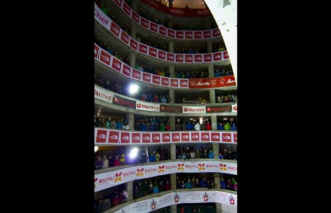 Zuschauer mit Sicht auf die Weltcupwand im Parkhaus